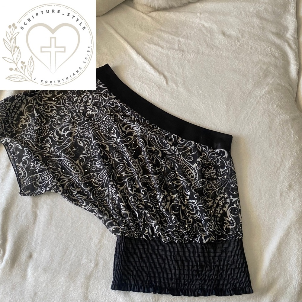 Janice- Black and White Women's One Sleeve Top